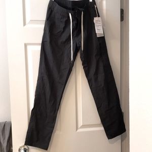 New with tags! Women’s Ripstop Vuori pants.